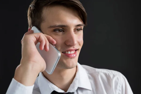 Androgyniczny człowiek rozmowy na telefon — Zdjęcie stockowe