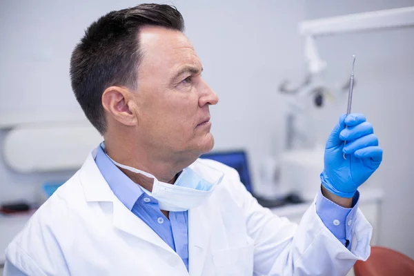 Dentist checking tools in dental clinic — Stock Photo, Image