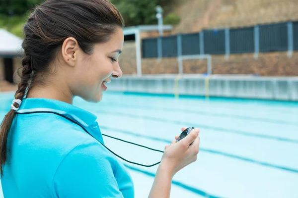 Nuoto allenatore guardando guardare guardare stop vicino a bordo piscina — Foto Stock