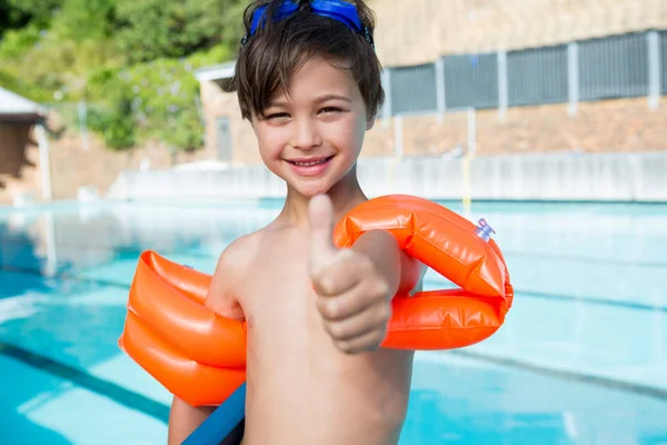 Garçon montrant pouces au bord de la piscine — Photo