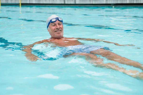 Senior schwimmt in Pool — Stockfoto