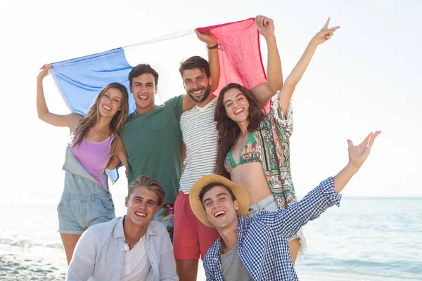 Amigos sosteniendo bandera francesa en la playa —  Fotos de Stock