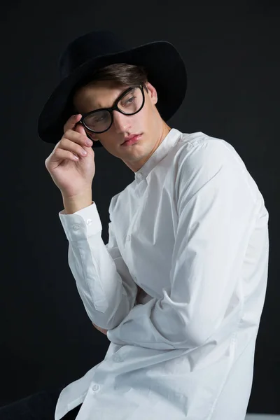 Androgyner Mann mit Hut posiert mit Brille — Stockfoto