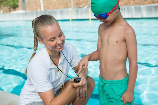 Vrouwelijke trainer weergegeven: stopwatch jongen — Stockfoto