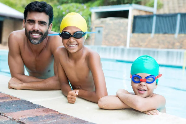 父亲和孩子们在游泳池微笑 — 图库照片