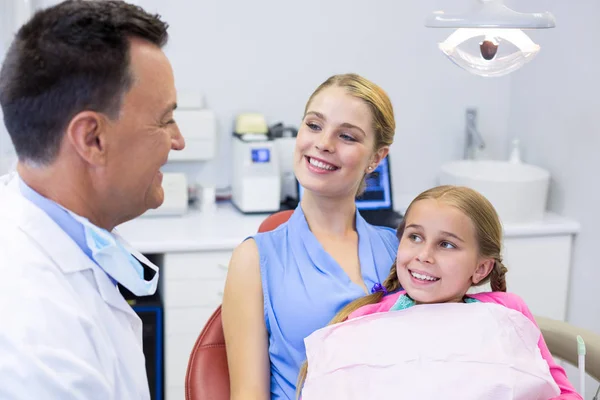 Dentista interactuando con paciente joven — Foto de Stock