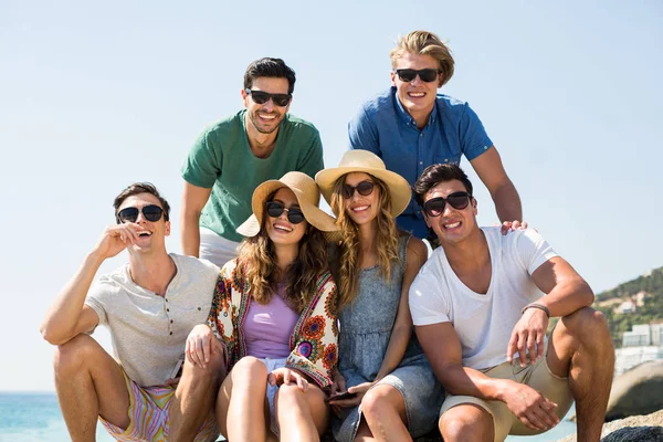 Smiling friends against clear sky — Stock Photo, Image