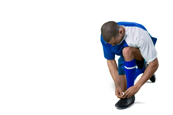 Jugador de fútbol atando su zapato de encaje —  Fotos de Stock