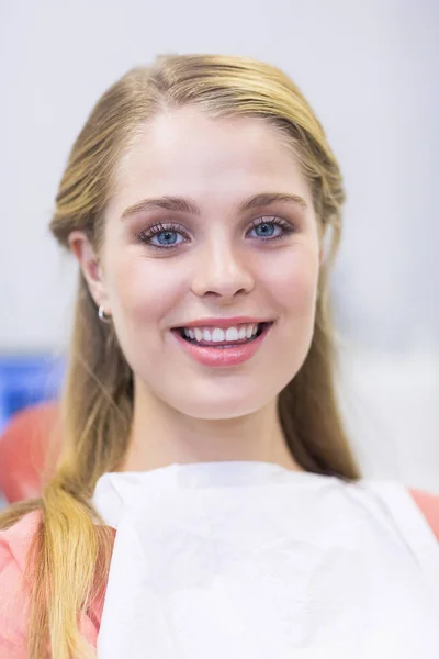 Paciente do sexo feminino sentado na cadeira de dentistas — Fotografia de Stock