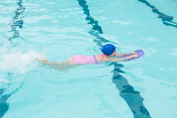 수영장에서 수영하는 소녀 — 스톡 사진
