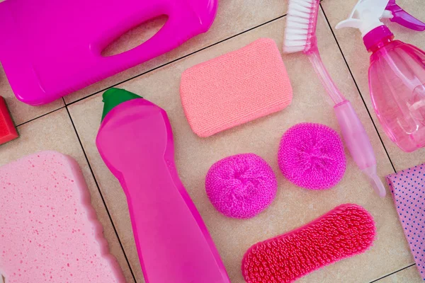 Close up van roze reinigingsproducten — Stockfoto