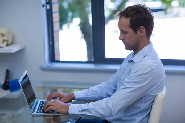 Dentysta pracuje na laptopie — Zdjęcie stockowe