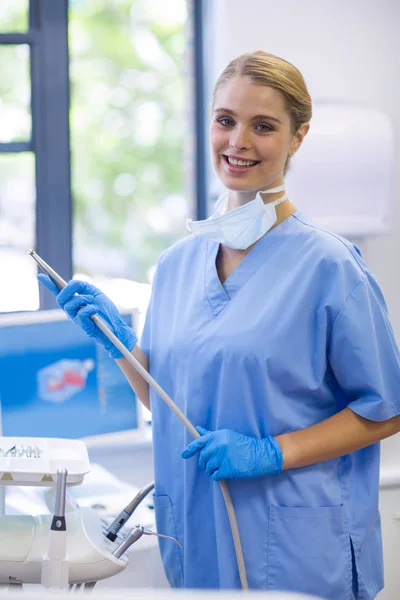 Enfermera sosteniendo herramienta dental —  Fotos de Stock
