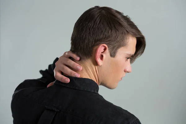 Androgyniczny człowieka dotyka szyi — Zdjęcie stockowe