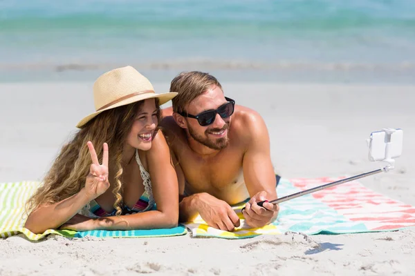 Paar nemen selfie met monopod — Stockfoto