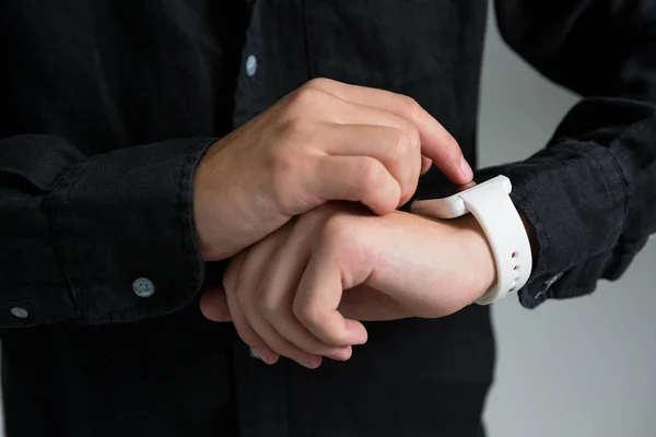Uomo androgino utilizzando orologio intelligente — Foto Stock