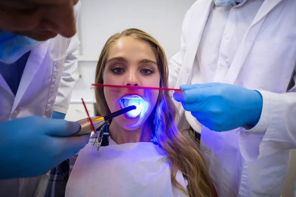 Bayan hasta inceleyerek diş hekimleri — Stok fotoğraf