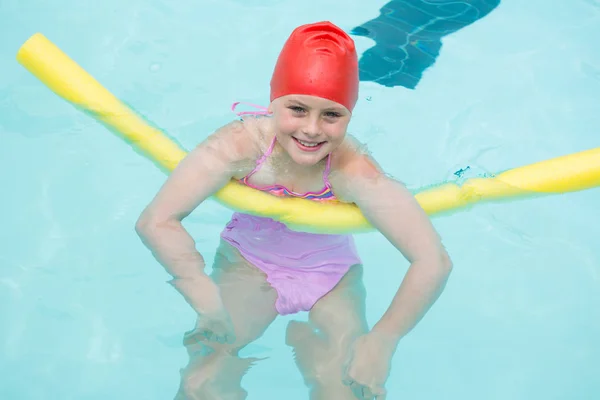 Улыбающаяся девушка плавает в бассейне — стоковое фото