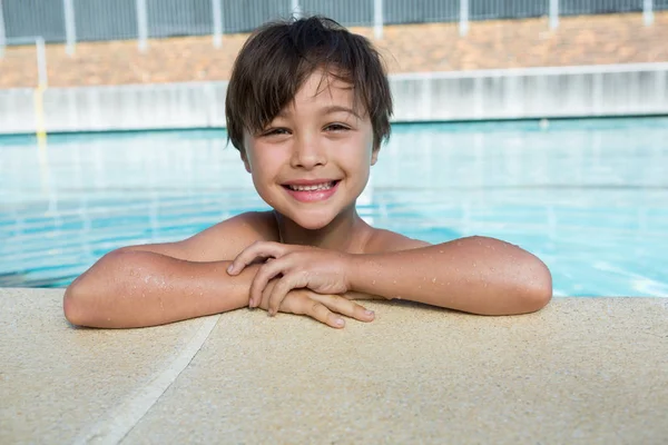 Young boy relaxing at poolside — Stock Photo, Image