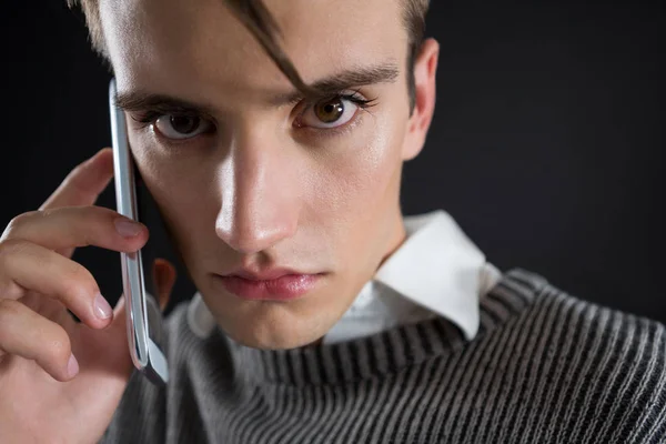Rozhněvaný hermafroditní muž mluví o telefonu — Stock fotografie
