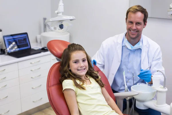 Улыбающийся стоматолог и молодой пациент — стоковое фото