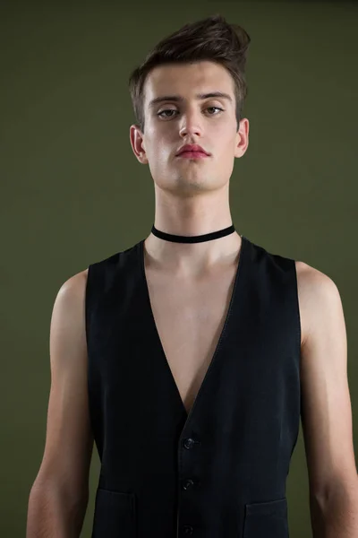 Androgyne man in gilet poseren — Stockfoto