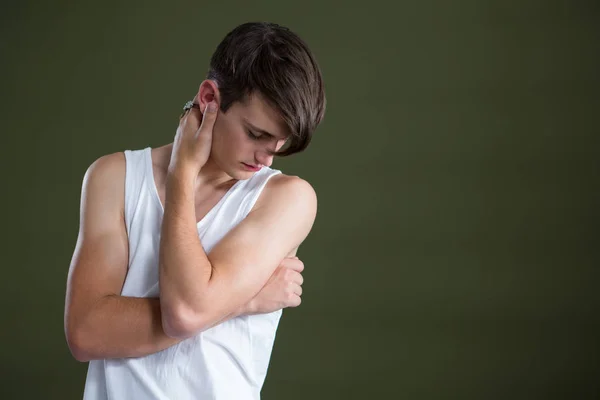 Androgyna man omfamna sig själv — Stockfoto