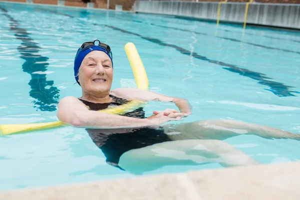 Seniorin schwimmt im Pool — Stockfoto