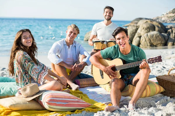 Happy vrienden genieten op oever — Stockfoto