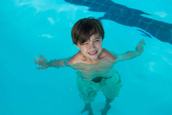 Usměvavý chlapec, plavání v bazénu — Stock fotografie