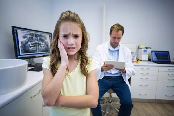 Ongelukkige jonge patiënt met een kiespijn — Stockfoto