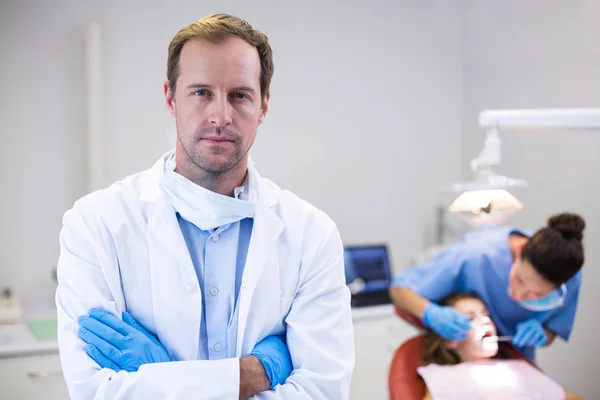 Zubař stál s rukama zkříženýma na klinice — Stock fotografie