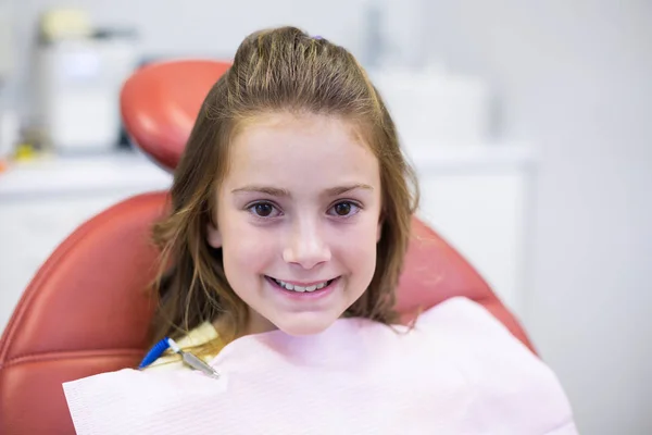 Young patient sitting on dentists chair — Stock Photo, Image