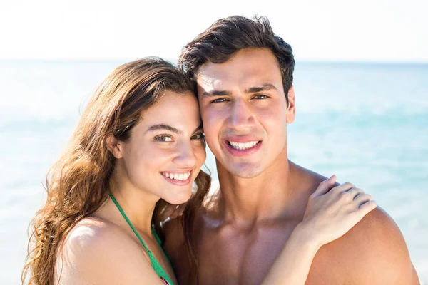 Par embracing på stranden vid stranden — Stockfoto