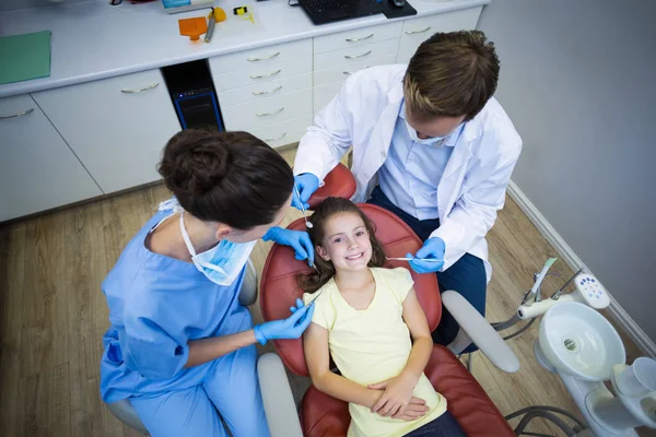 Dentistas examinando um paciente jovem — Fotografia de Stock