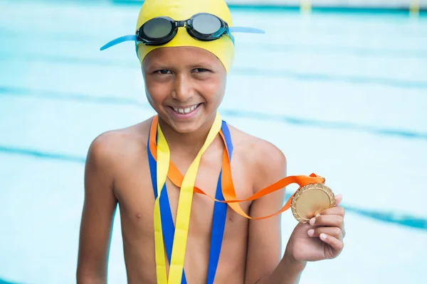 Menino com medalhas de ouro ao redor do pescoço — Fotografia de Stock