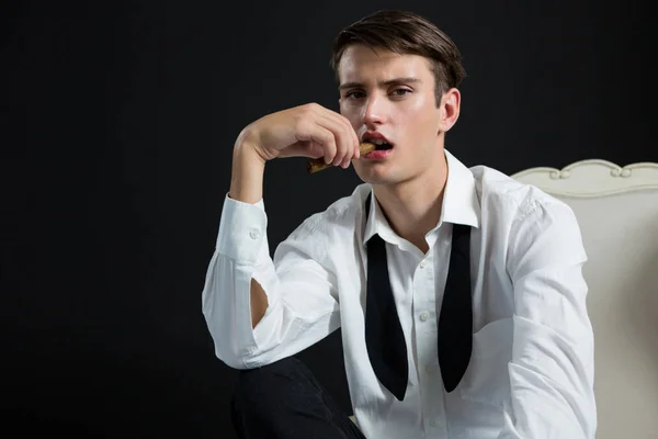 Homem andrógeno posando com charuto na boca — Fotografia de Stock