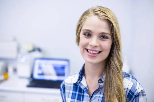 Paciente sorridente do sexo feminino — Fotografia de Stock