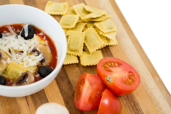 Voedsel in de bowl door ravioli en groenten — Stockfoto