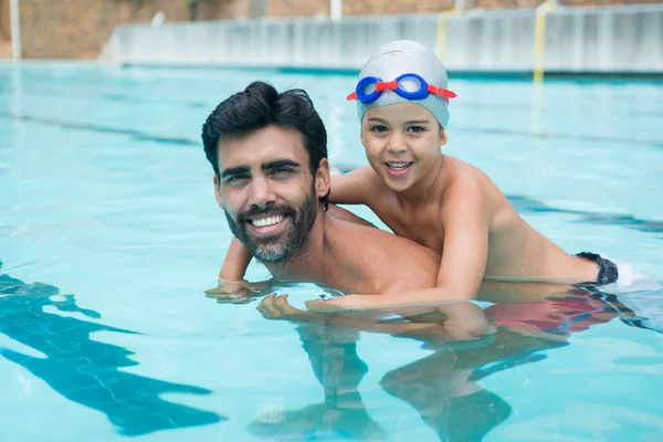 Ojciec i syn, gry w basenie — Zdjęcie stockowe