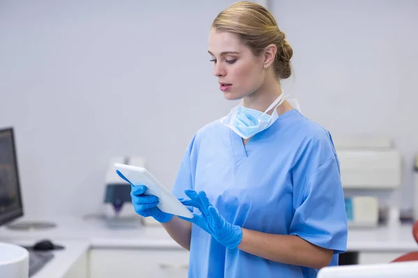Female nurse using digital tablet — Stock Photo, Image