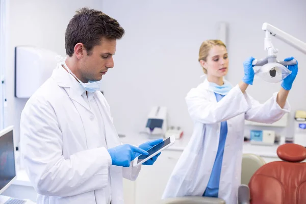 Dentysta przy użyciu tabletu — Zdjęcie stockowe