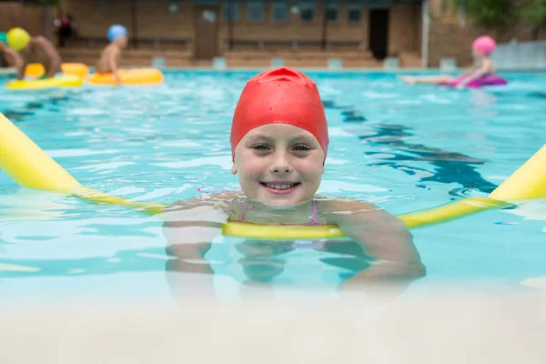 Uśmiechnięta dziewczyna pływanie w basenie — Zdjęcie stockowe