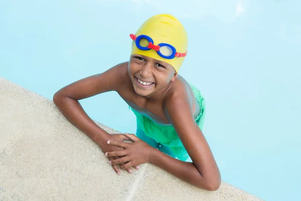 Menino sorrindo na piscina — Fotografia de Stock