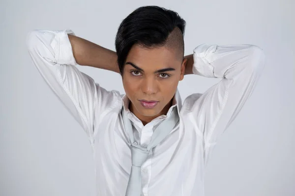 Transgender-Frau mit Händen hinter dem Kopf — Stockfoto