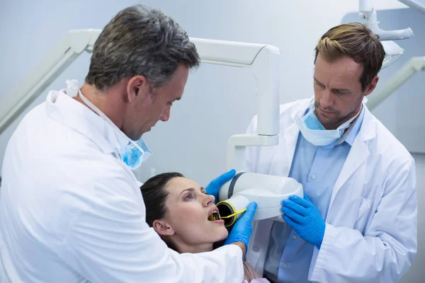 Dentistas tomando rayos X de los dientes de los pacientes —  Fotos de Stock