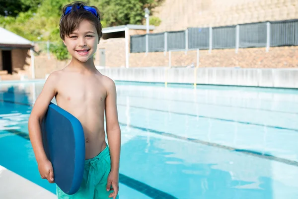 Pojke innehav kickboard vid poolen — Stockfoto