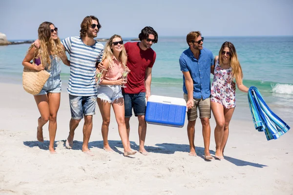 Vänner gå på stranden på solig dag — Stockfoto