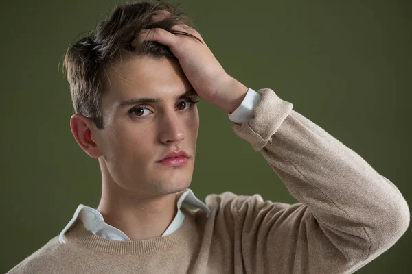 Androgyne man aanraken van haren — Stockfoto