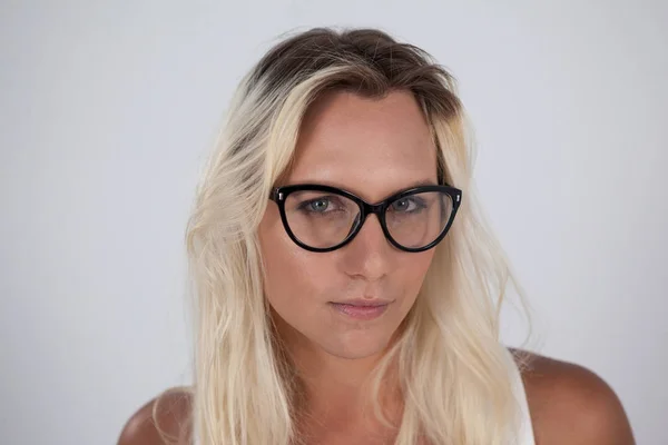 Transgender-Frau mit Brille — Stockfoto